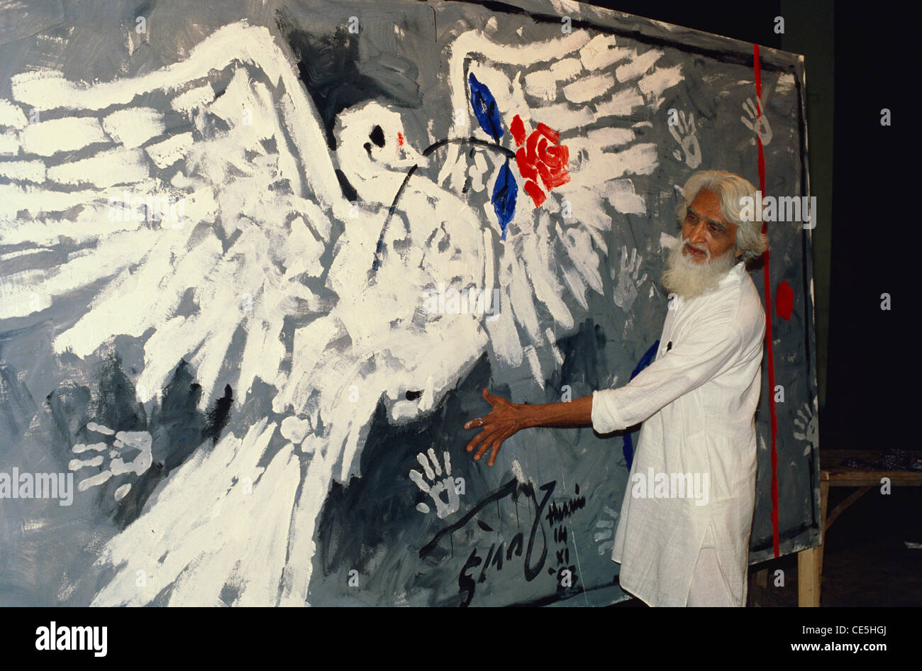 Peintre M F Hussain avec blanc colombe de la paix à la rose au bec Banque D'Images