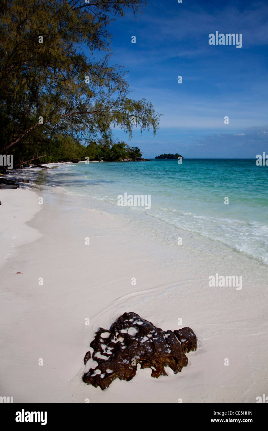 Plage de sable blanc tropicales et la mer aux eaux turquoises, De Koh Rong, Sihanoukville, Golfe de Thaïlande, le Cambodge, l'Asie Banque D'Images