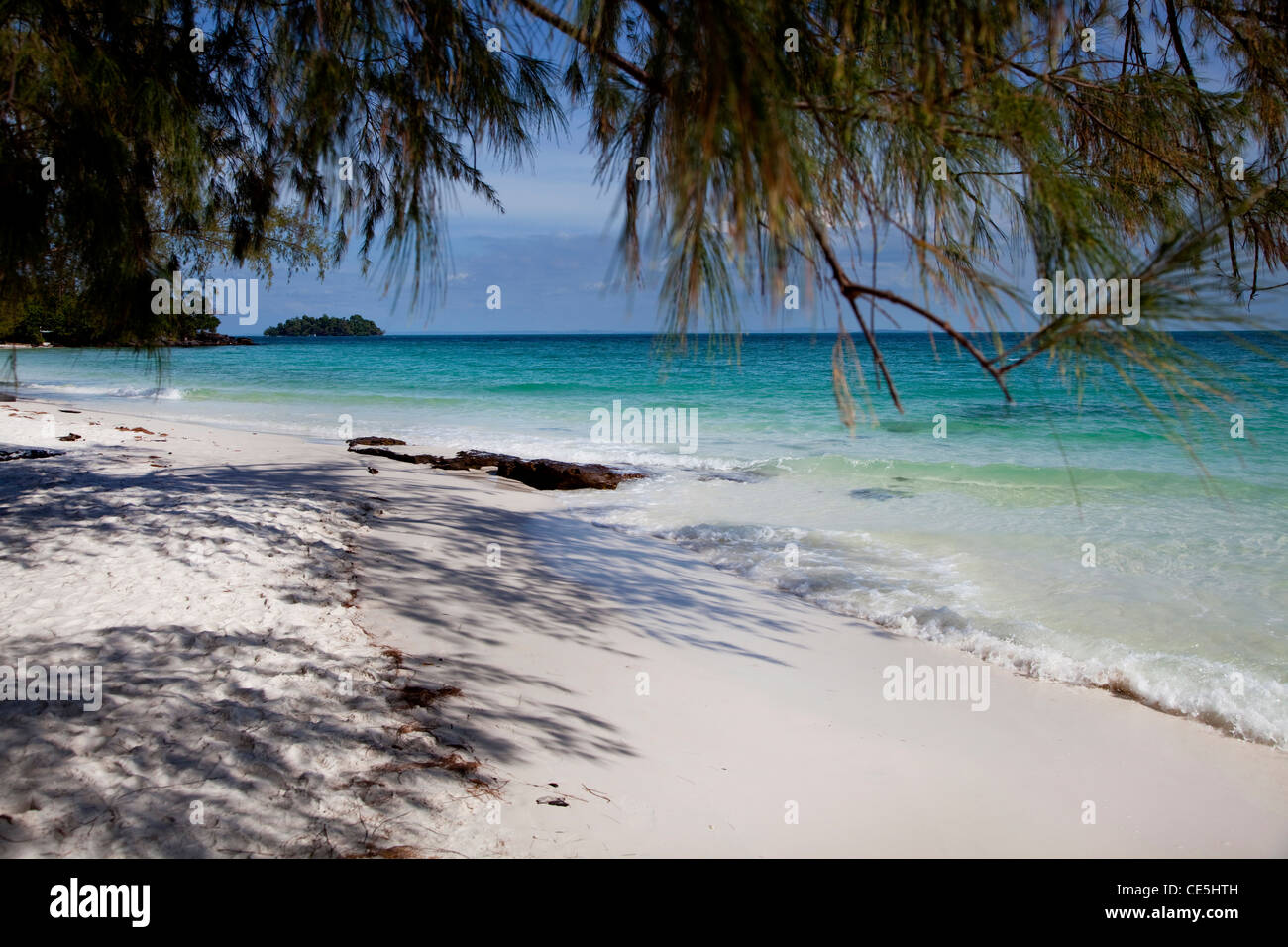 Plage de sable blanc tropicales et la mer aux eaux turquoises, De Koh Rong, Sihanoukville, Golfe de Thaïlande, le Cambodge, l'Asie Banque D'Images
