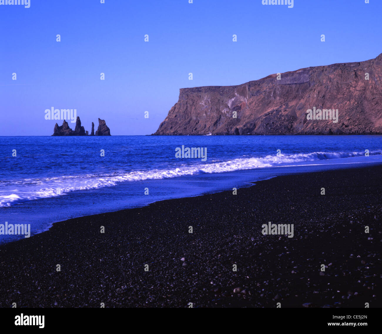 Noir et de Reynisdrangar Vocanic Beach, Vik, Islande Banque D'Images