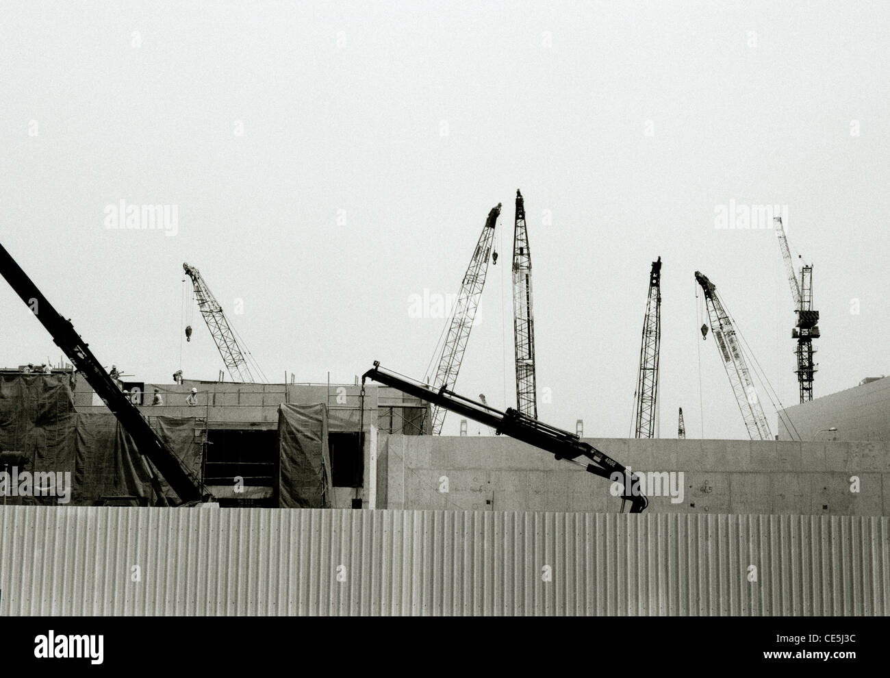 La photographie documentaire - paysage urbain de grue de construction travaille à Singapour en Asie du sud-est. L'industrie de la construction des villes Ville Banque D'Images