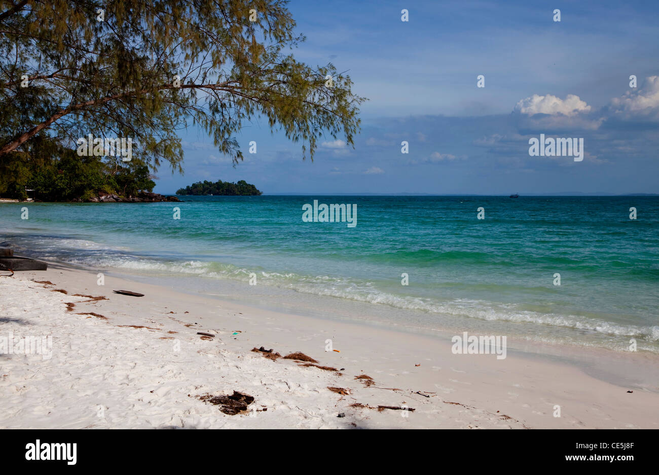 Plage de sable blanc tropicales et la mer aux eaux turquoises, De Koh Rong, Sihanoukville, Golfe de Thaïlande, le Cambodge, l'Asie Banque D'Images