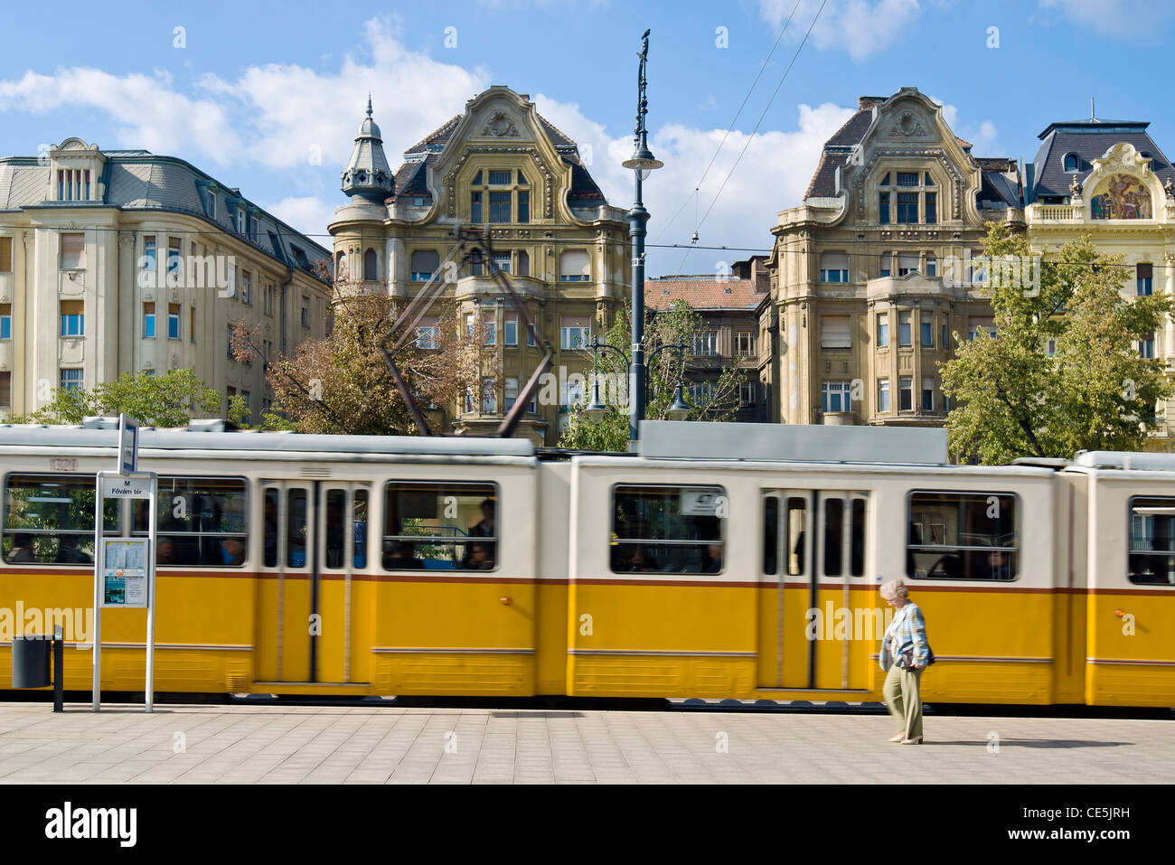 Les Trams sur Vamhaz korut devant Fovam Ter, Pest, Budapest, Hongrie. Banque D'Images