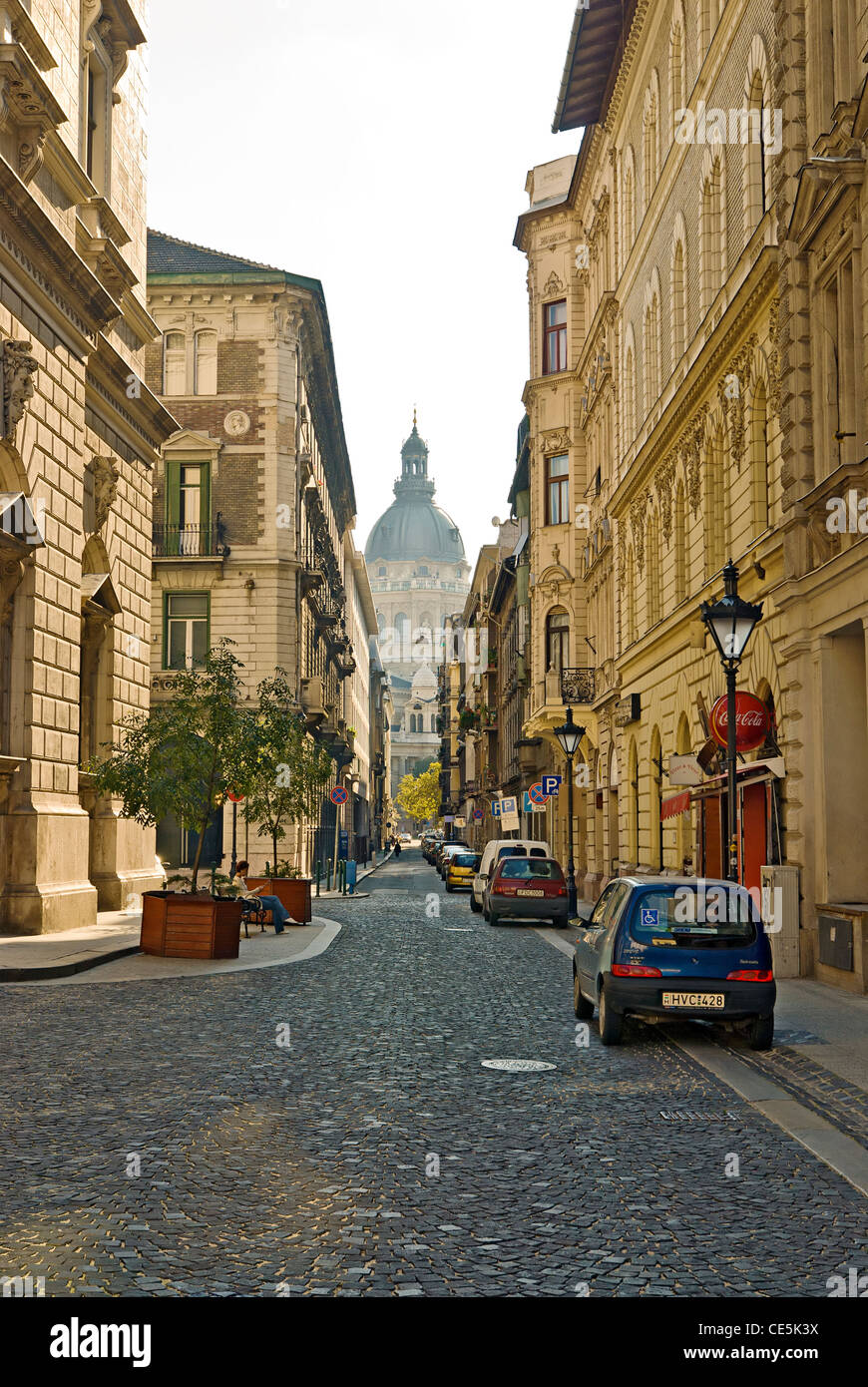 Basilique de Saint-Etienne vu de Lazar utca, à l'Opéra sur la gauche, Budapest, Hongrie. Banque D'Images