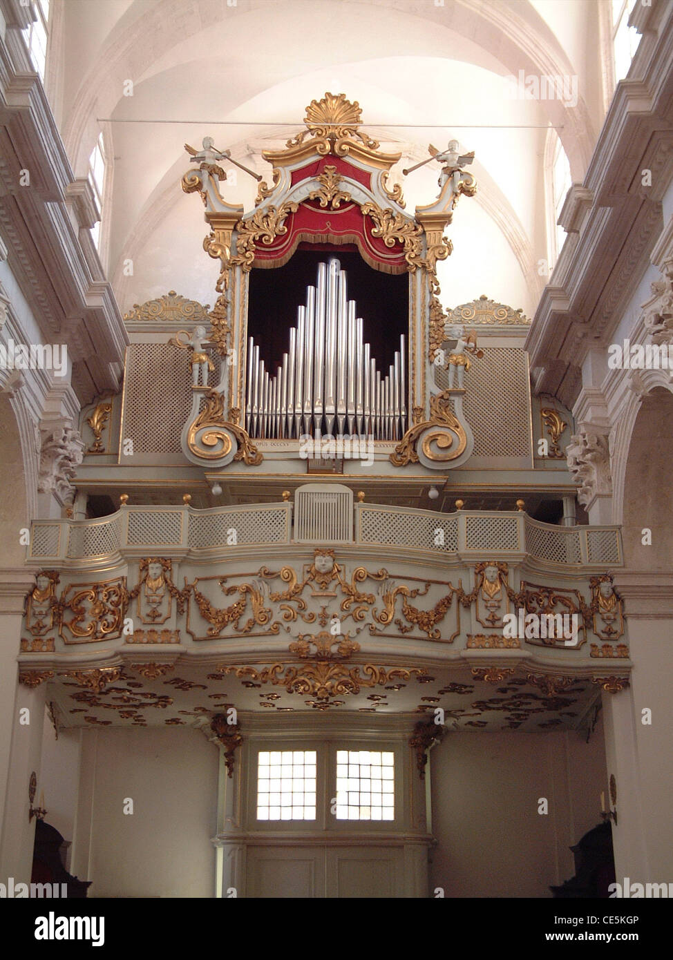 Vieil orgue majestueux dans la cathédrale de Dubrovnik Banque D'Images