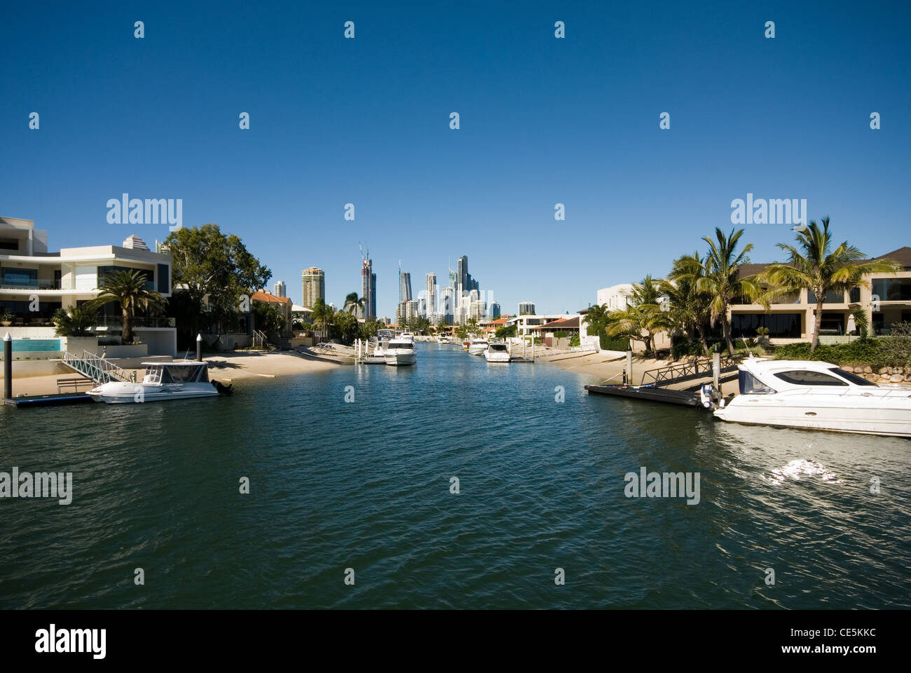 Maisons en bord de mer de luxe sur un canal à Surfers Paradise, Queensland, Australie Banque D'Images