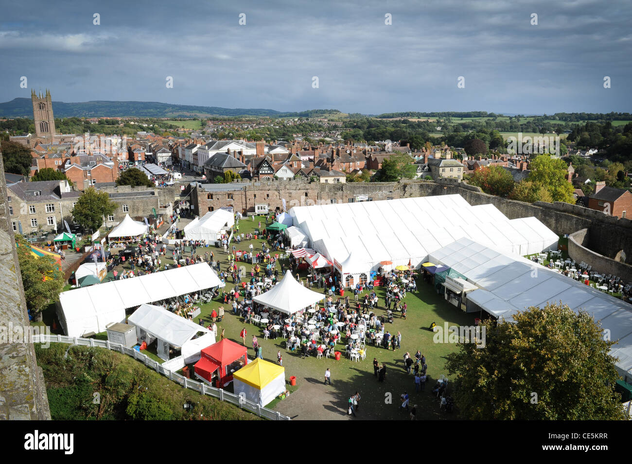 Vue générale de la Ludlow Food Festival, prise depuis le sommet de Ludlow Castle et à la direction du centre-ville & Clee Hill Banque D'Images