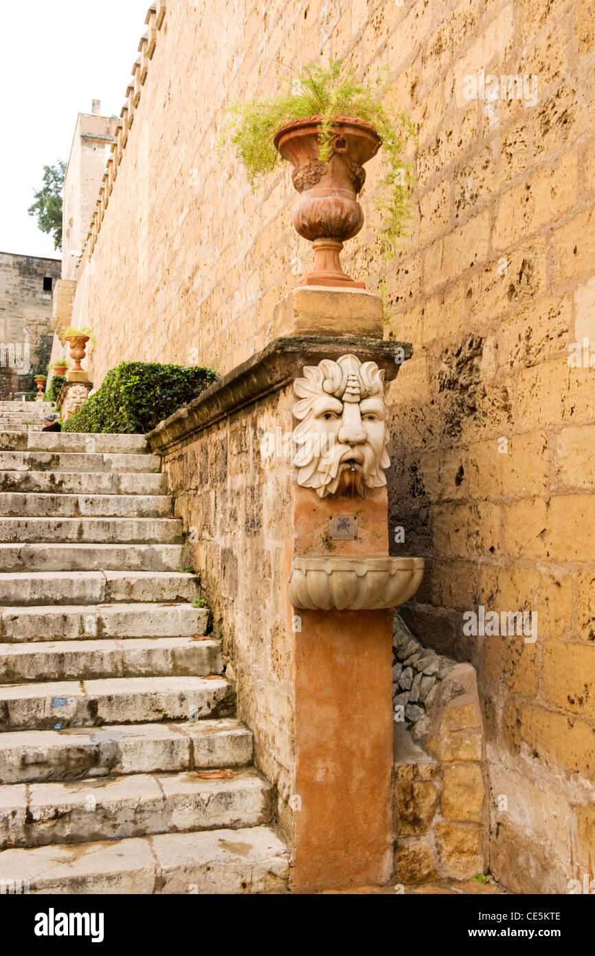 Espana Espagne Baléares Iles Baléares Majorque Majorque Palma Palacio de la palais royal Maure Almudaina étapes escaliers urne face pierre fontaine Banque D'Images