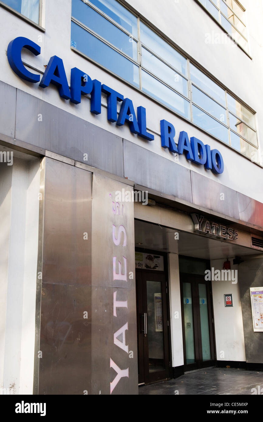 West End Leicester Square Capital 95,8 fm london studio bureaux Radio démarrage commercial 1973 The UK's No.1 Hit Music Station Street scene Banque D'Images