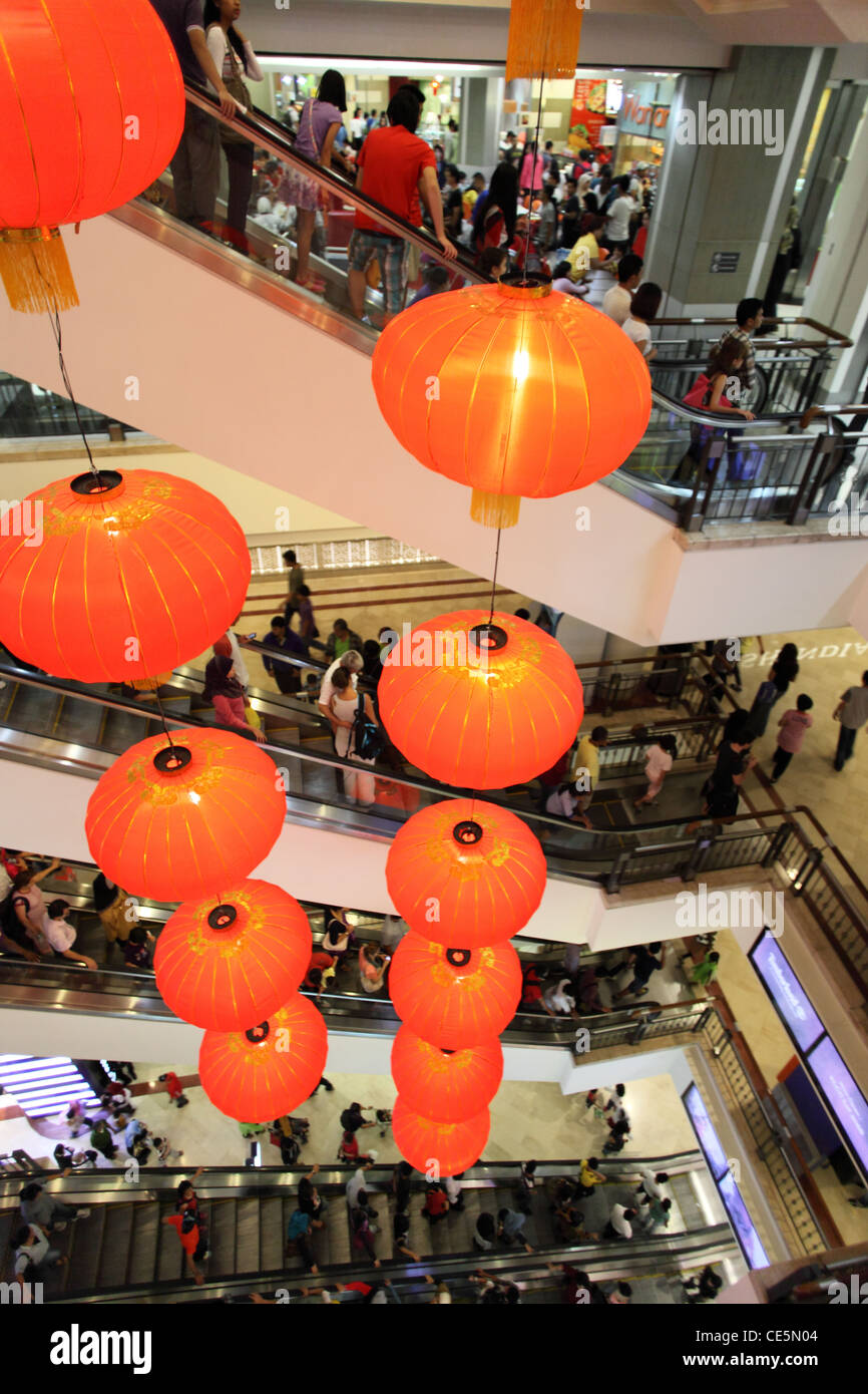 L'année du Dragon chinois nouvelle année à l'intérieur des lanternes centre commercial Suria KLCC. Kuala Lumpur, Wilayah Persekutuan, Malaisie Banque D'Images