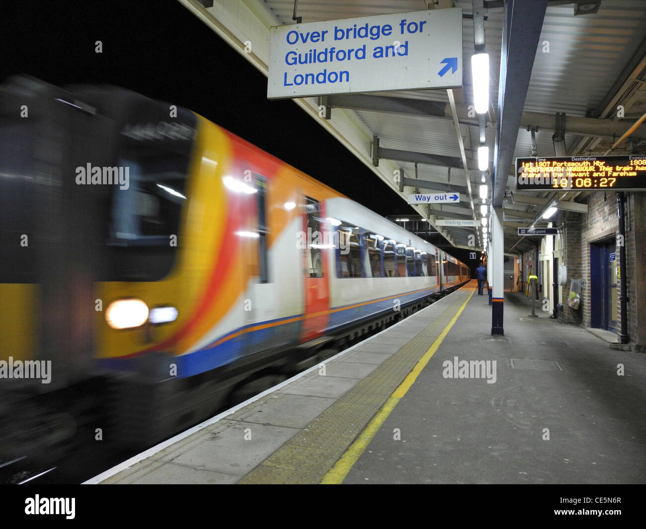 Les passagers arrivant sur la plate-forme ferroviaire britannique n'utilisez que la rédaction de la station Banque D'Images