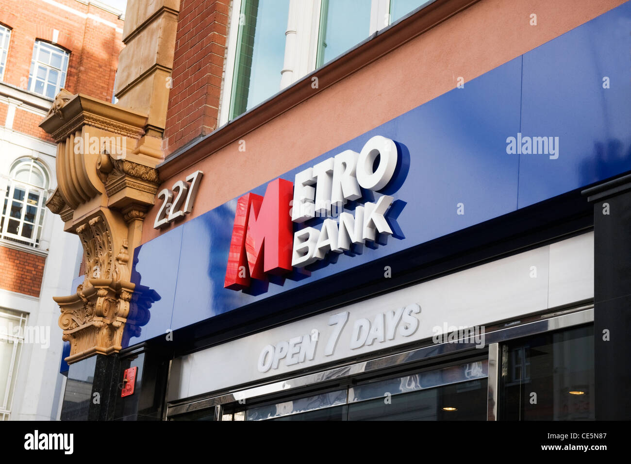 Tottenham Court Road , West End , , Londres , Branche de la nouvelle banque Métro ouvert 7 jours par semaine Banque D'Images