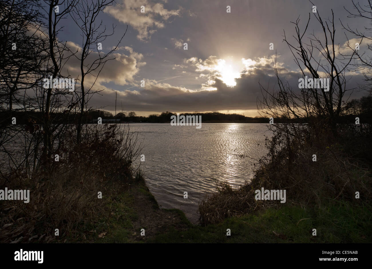 Lumière d'hiver faible et la formation de nuages sur le lac de l'enterrer une partie de Rickmansworth Aquadrome Herts UK Banque D'Images