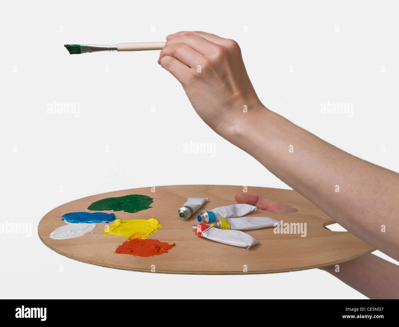 Eine Farbpalette mit verschiedenen Farben wird in der Hand gehalten | couleurs rehaussées de couleurs différentes est de tenir dans une main Banque D'Images