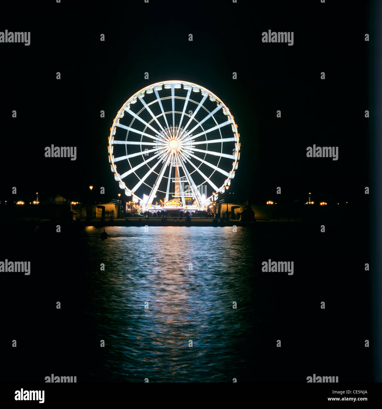 'La roue de Paris la grande roue de nuit, de l'eau reflet, Place de la Concorde, Paris, France Europe Banque D'Images