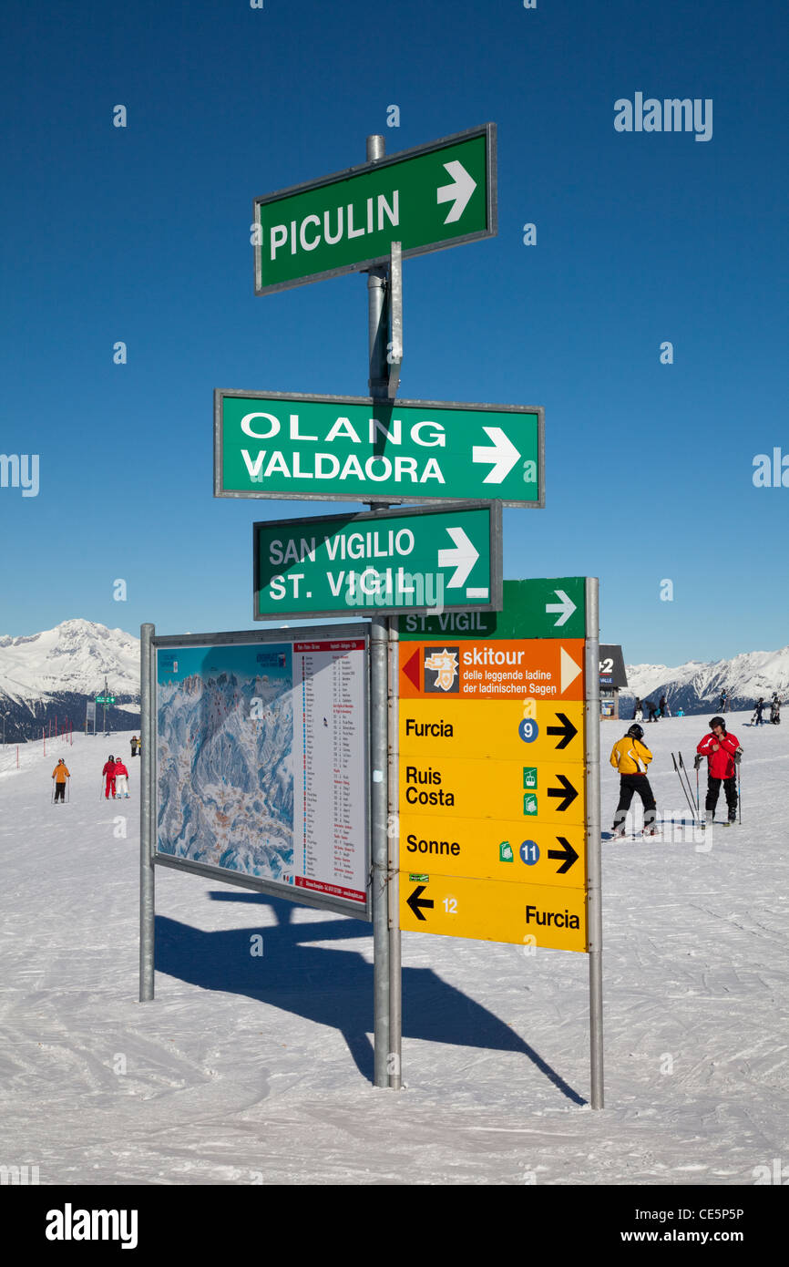 Pancarte sur le plateau du sommet, Kronplatz Bruneck, Val Pusteria, le Tyrol du Sud, Italie, Europe Banque D'Images
