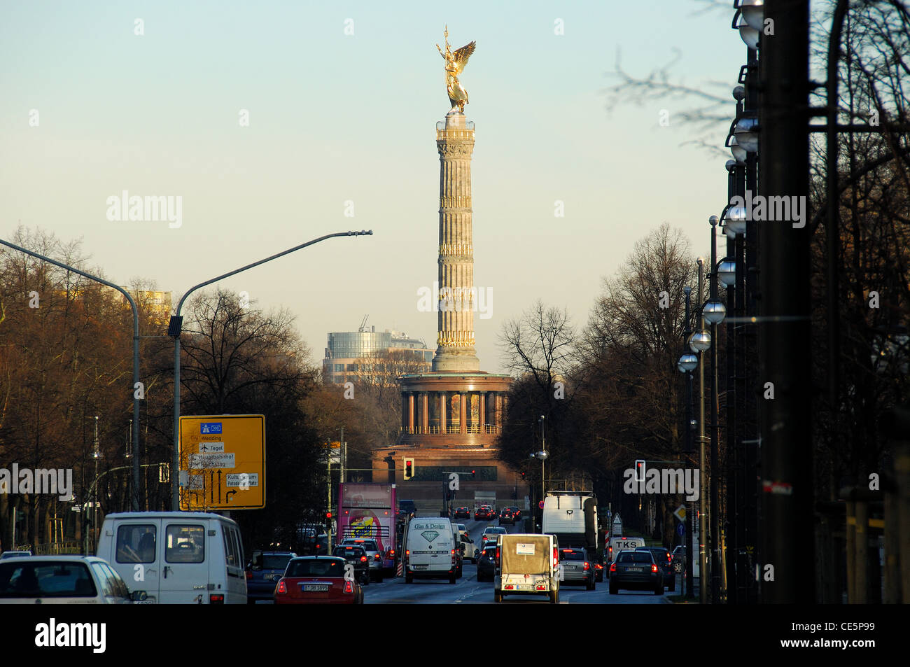 BERLIN, ALLEMAGNE. Une vue de l'aube restauré récemment Siegessaule (colonne de la Victoire) sur Grosser Stern dans le Tiergarten. 2012. Banque D'Images