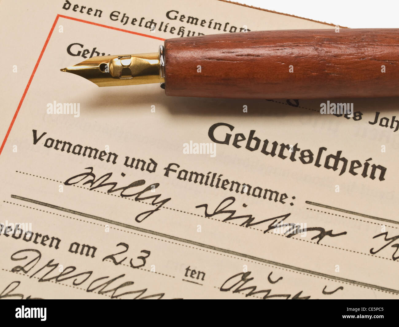 Photo détail d'un certificat de naissance de l'année 1938, il est sur un stylo Banque D'Images