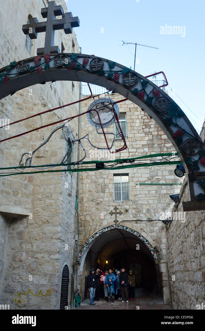 Pèlerins d'Asie prière à IX de la station du chemin de croix. Jérusalem Vieille Ville. Israël Banque D'Images