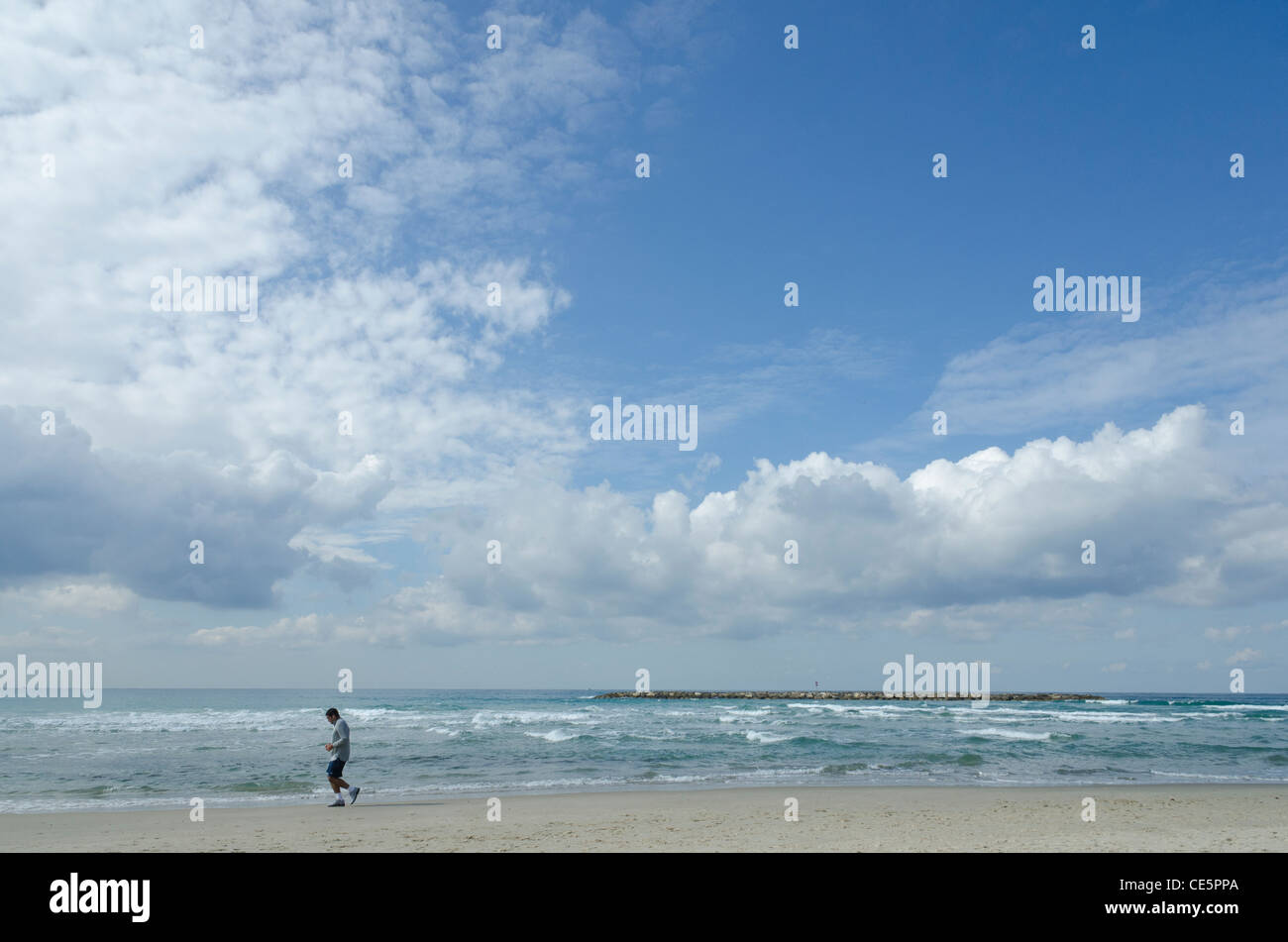 Man jogging sur la plage. Jérusalem plage. Tel Aviv, Israël. Banque D'Images