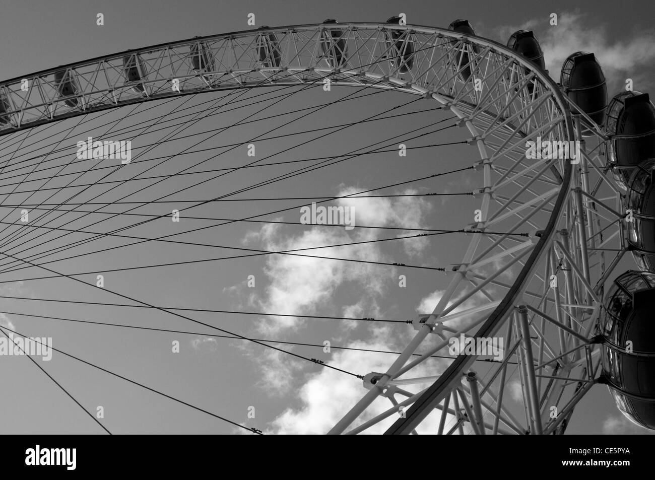 Un noir et blanc vue de la London Eye / roue du millénaire à partir de la ci-dessous avec les chariots et la structure Banque D'Images