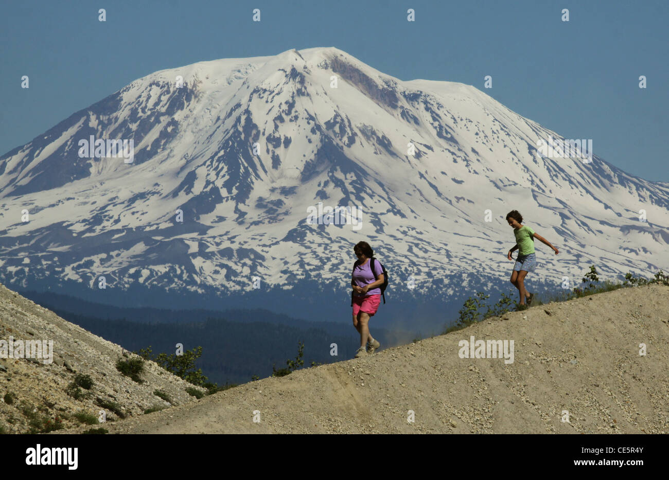 Mont Adams randonneur près du Mont Saint Helens Banque D'Images