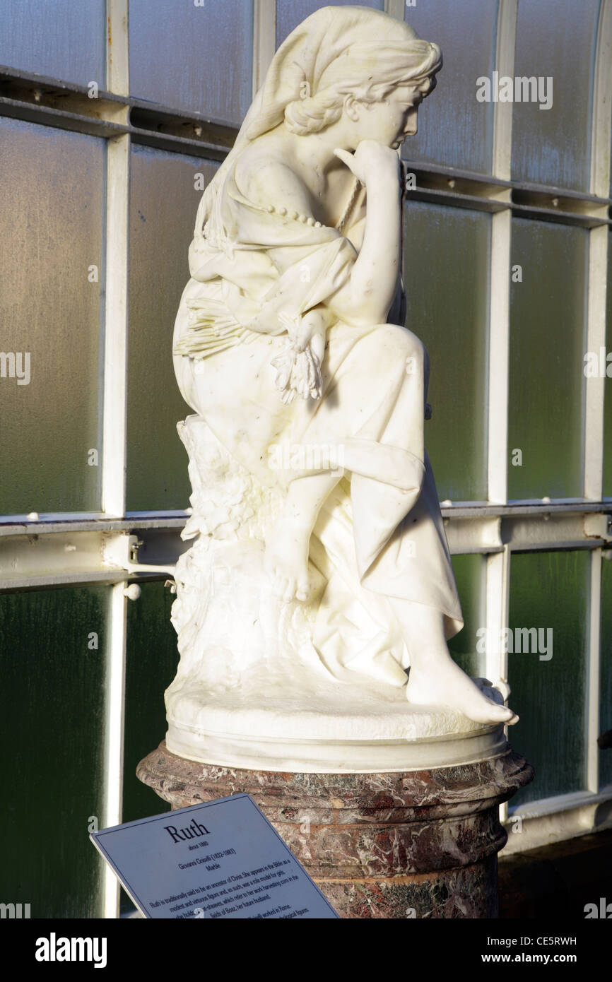 Sculpture en marbre de Ruth par le sculpteur italien Giovanni Ciniselli, serre victorienne du
