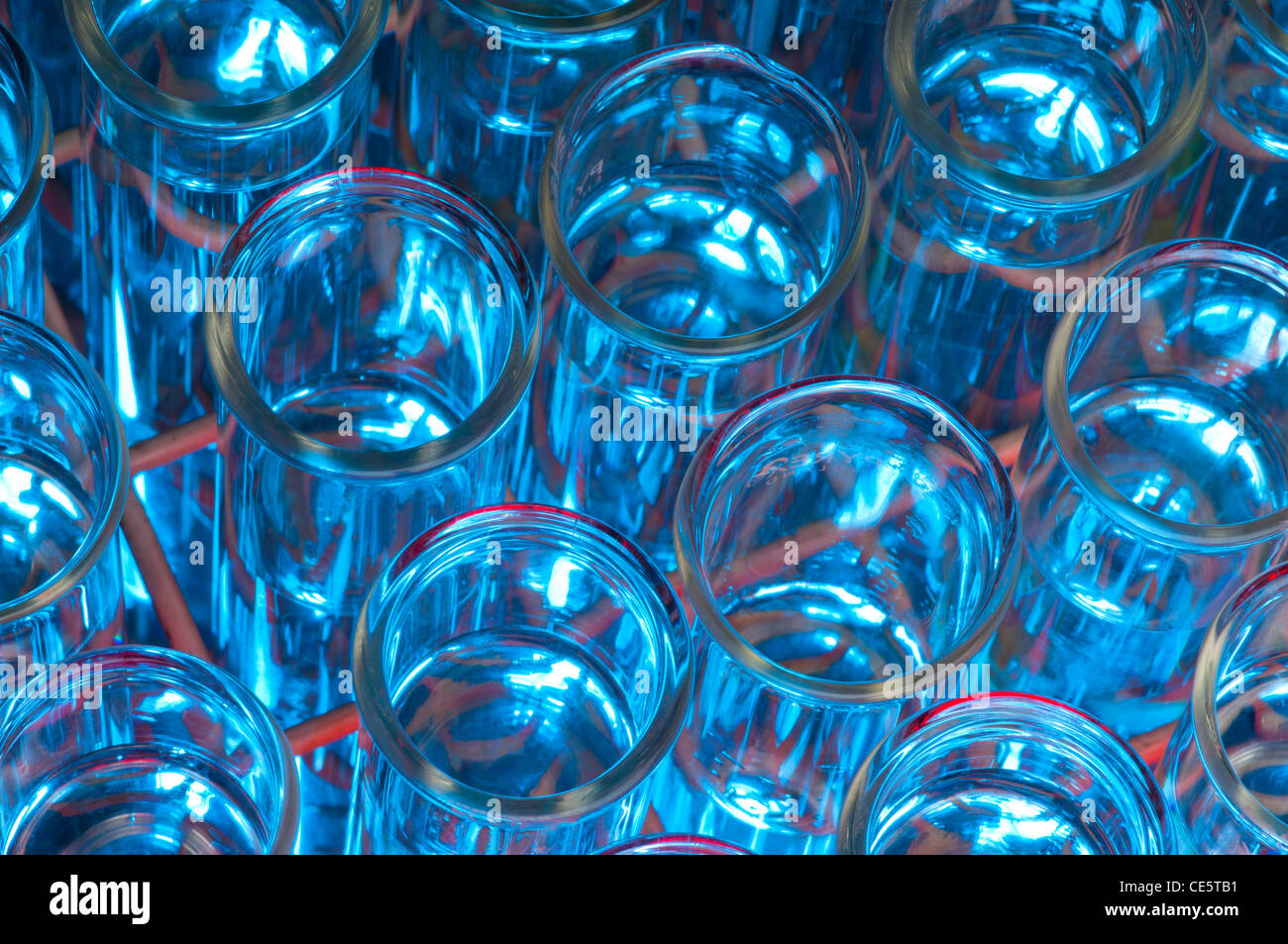 On Place Un Tube A Essai Contenant Un Liquide X Rack de tubes à essai contenant un liquide, voyant de couleur rouge et  bleue Photo Stock - Alamy