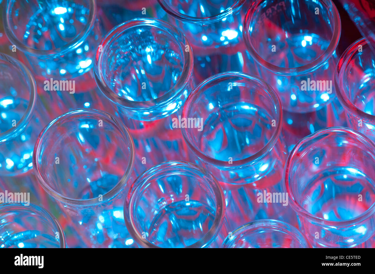 On Place Un Tube A Essai Contenant Un Liquide X Rack de tubes à essai contenant un liquide, voyant de couleur rouge, bleu  et vert Photo Stock - Alamy