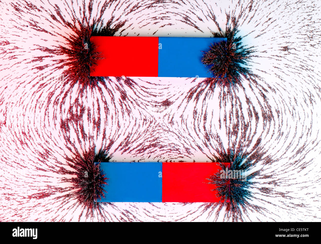 Deux aimants bar rouge et bleu à côté de l'autre montrant le champ  magnétique avec de la limaille de fer Photo Stock - Alamy