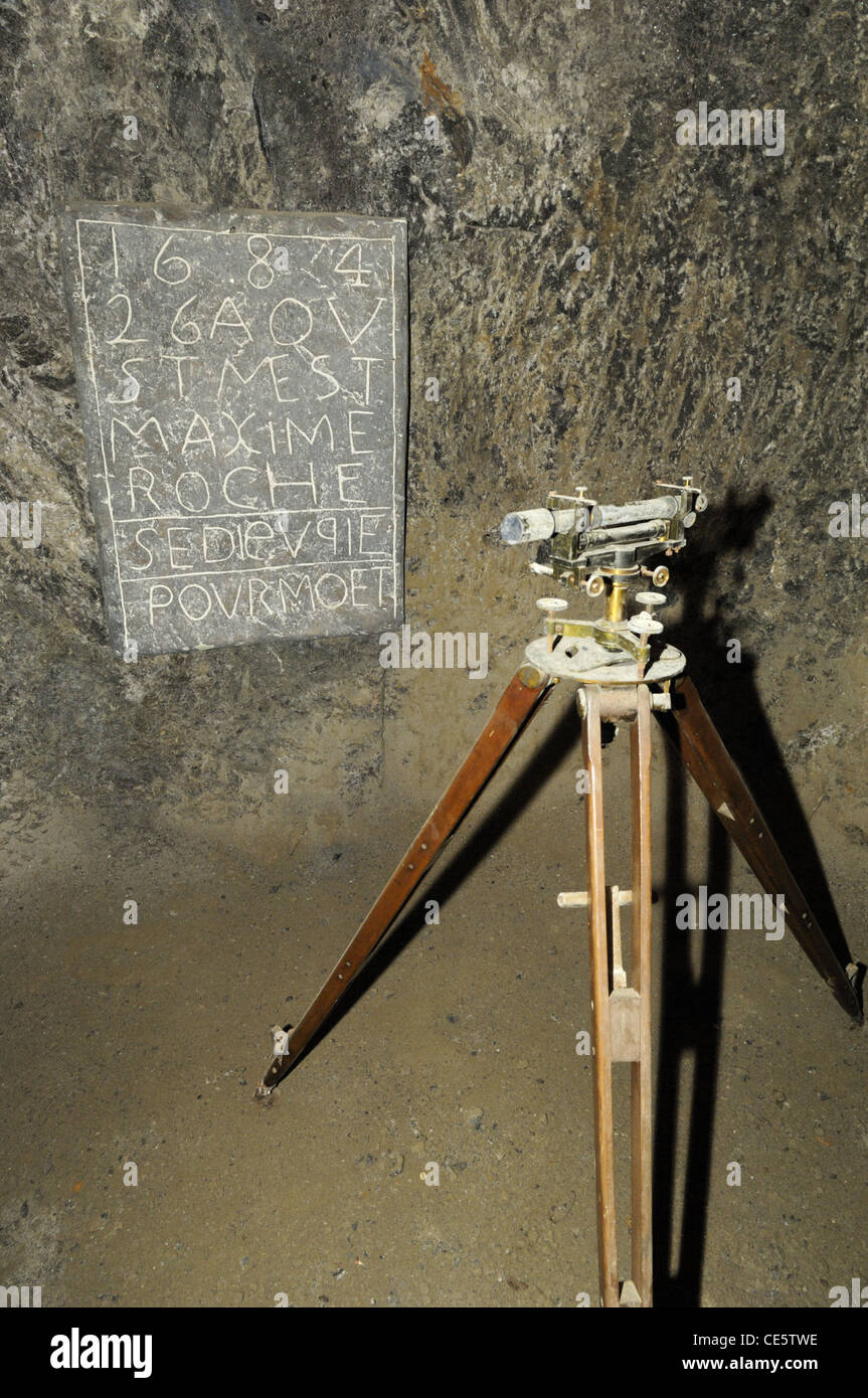 Théodolite et graffiti dans les mines de sel de Bex Banque D'Images