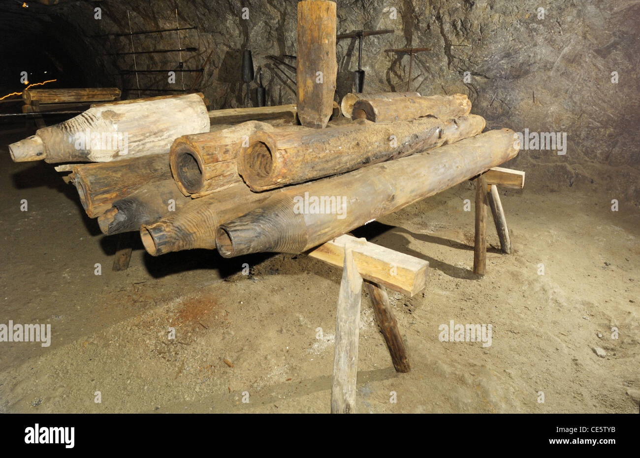 Tuyaux en bois dans les mines de sel de Bex Banque D'Images