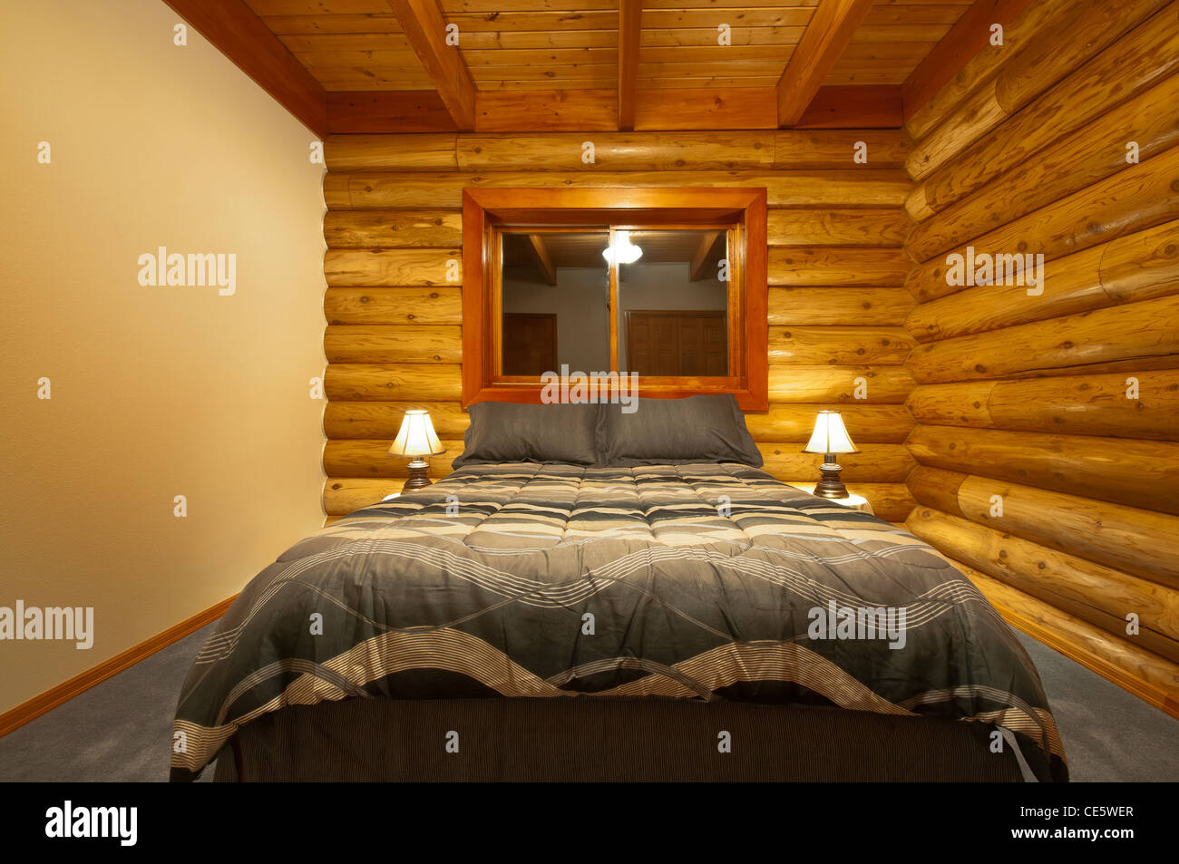 Chambres de luxe comprennent une cabane en bois de cèdre rustique et garniture. Banque D'Images