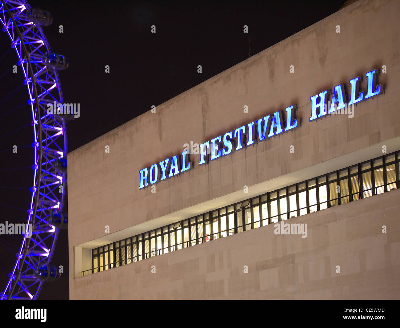 Vue d'un signe à l'extérieur du Royal Festival Hall à Londres la nuit Banque D'Images