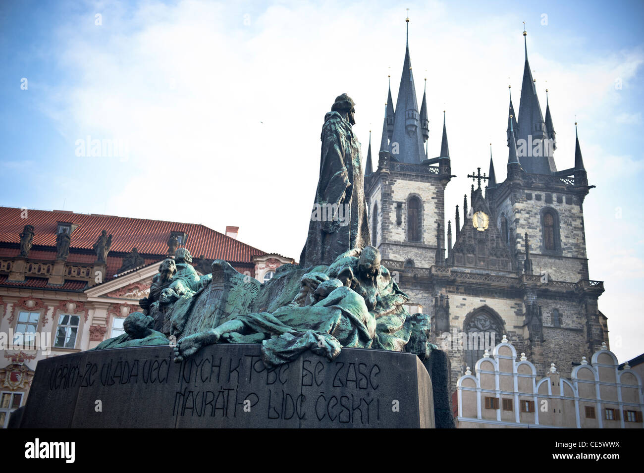 Vue sur le monument Jan Hus sur la place de la vieille ville avec l'église Tyn en arrière-plan, Prague, République Tchèque Banque D'Images