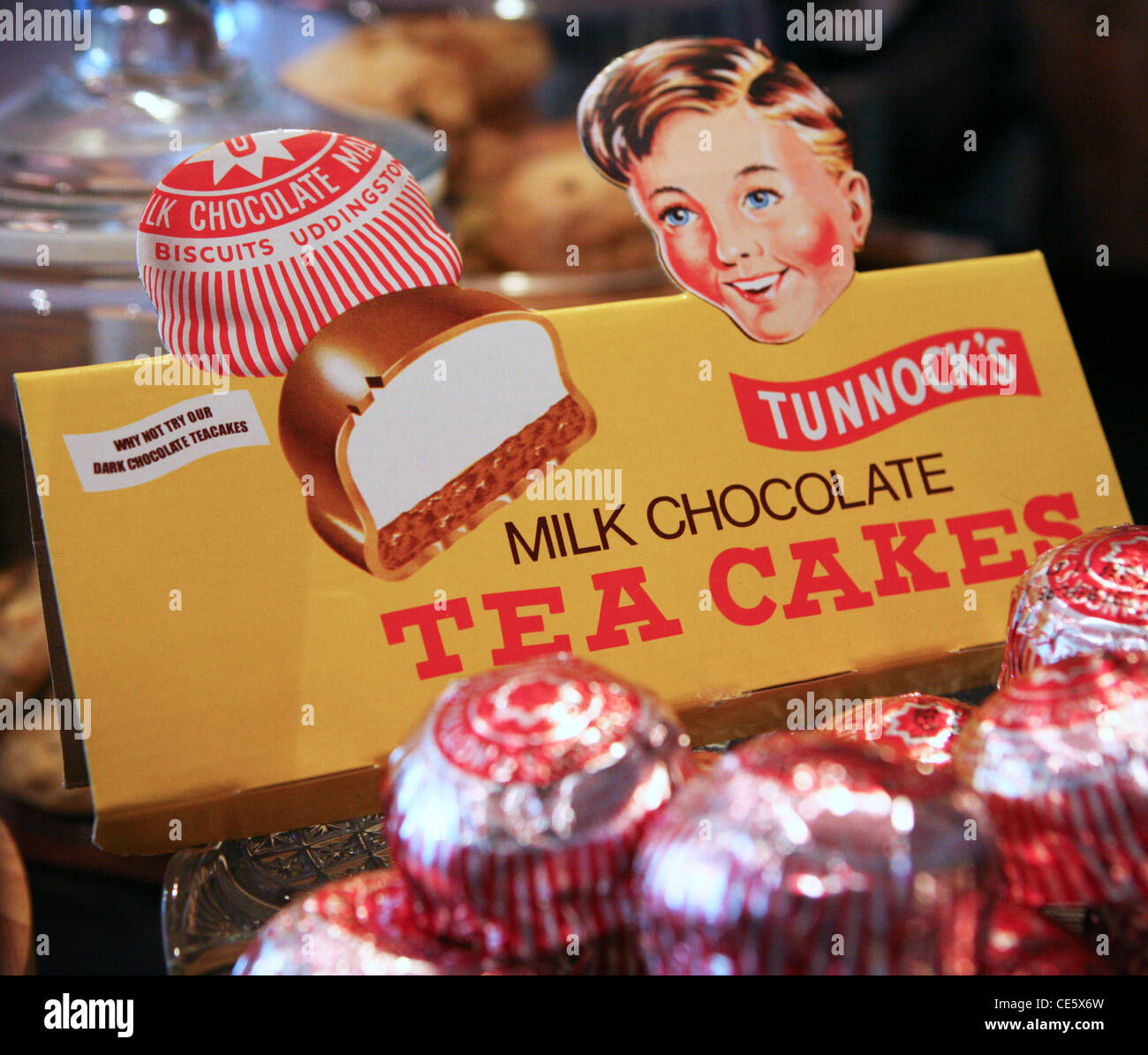 Chocolat au lait de marque Tunnock Gâteaux de thé dans un café. Banque D'Images