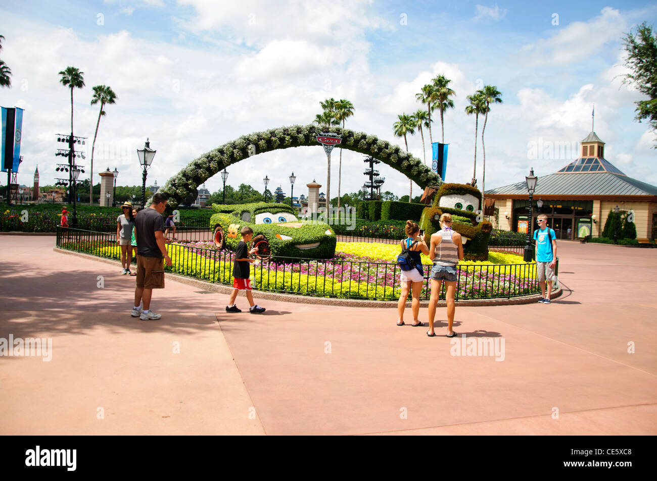 Entrée World Showcase d'EPCOT disney cars lightning mcqueen Photo Stock Alamy