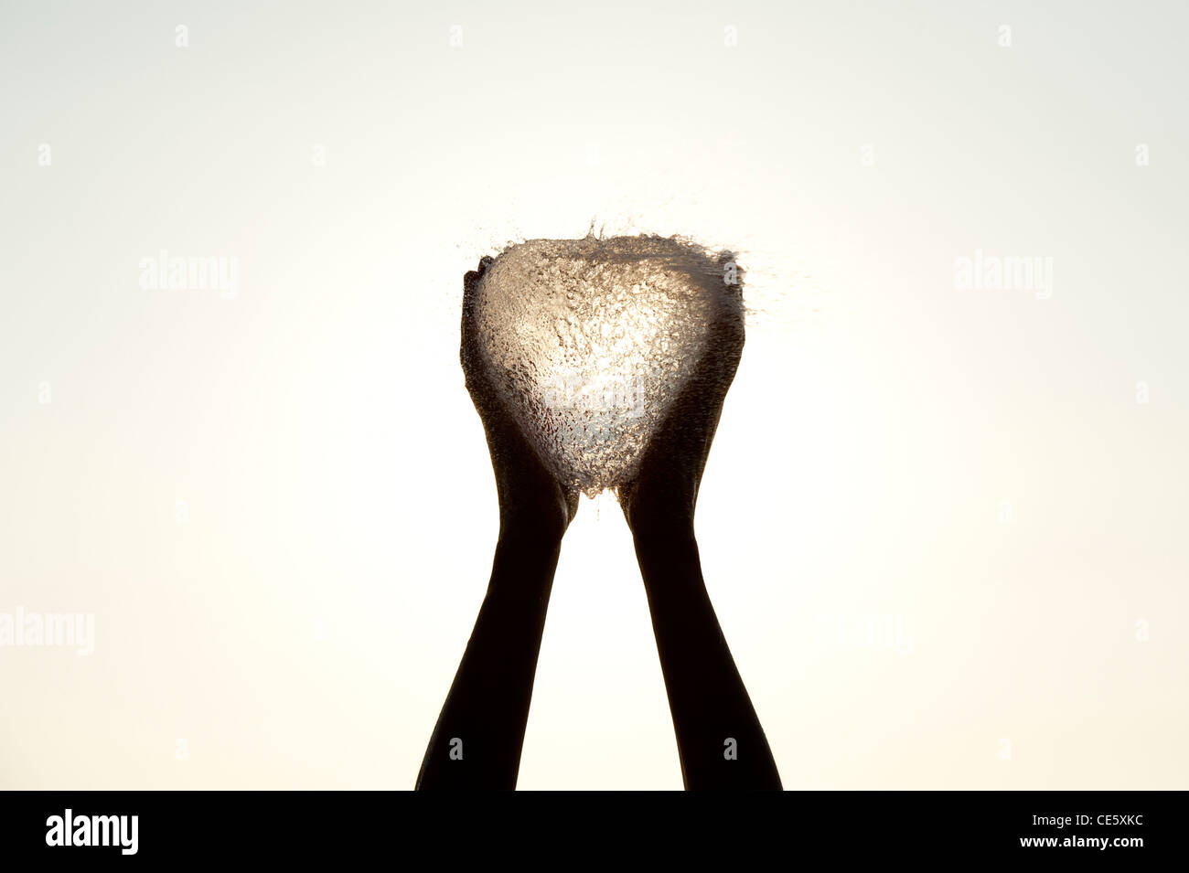 Indian mans hands holding a bursted water balloon. L'Inde Banque D'Images