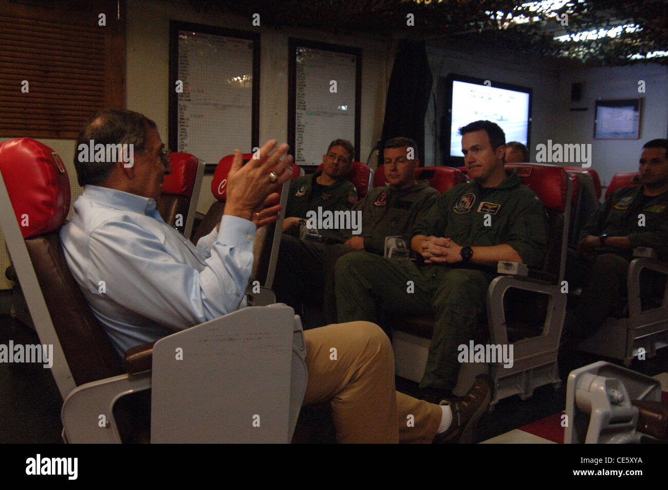 Le secrétaire américain à la Défense Leon E. Panetta parle aux pilotes affectés à l'Escadron de chasse de grève Checkmates 211 au cours d'une visite à bord du porte-avions USS Enterprise, 21 janvier 2012 le voile de l'Atlantique. Banque D'Images