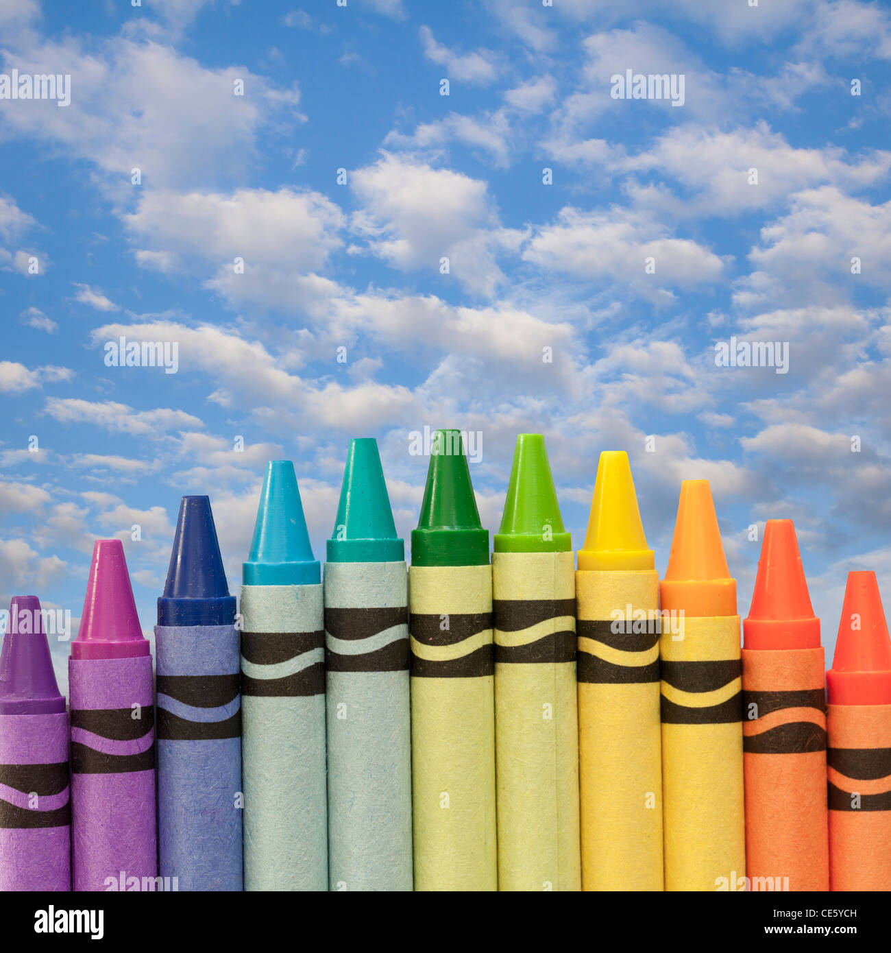 Des crayons de couleur arc-en-ciel formant un avec en arrière-plan - haute  résolution pour l'impression de gros Photo Stock - Alamy