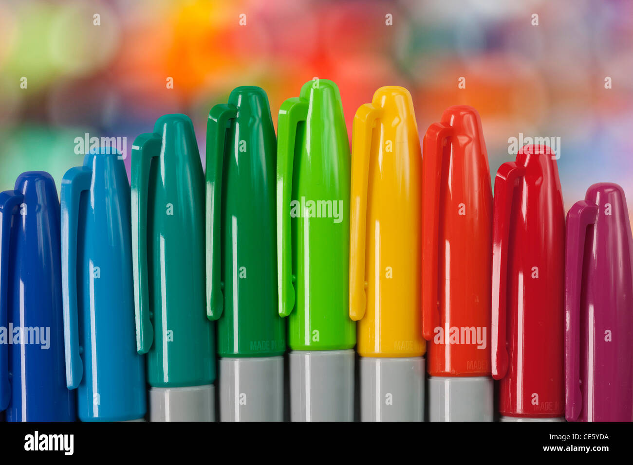 Marqueurs à pointe de feutre avec des couleurs de l'arc-en-ciel ; rouge, vert, violet, bleu, Banque D'Images