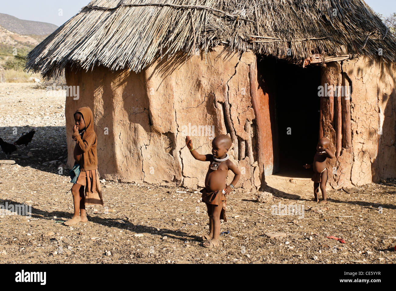 Enfants Himba dans village près d'Opuwo, Namibie Banque D'Images