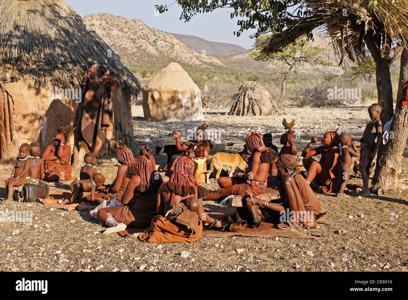 Les gens dans leur village Himba près d'Opuwo, Namibie Banque D'Images