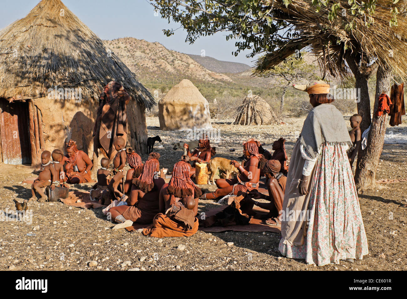 Femme Himba et Herero Himbas dans village près d'Opuwo, Namibie Banque D'Images