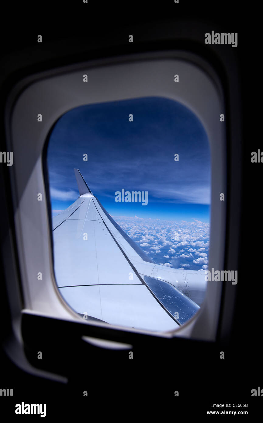 Voir des nuages à travers la fenêtre de l'avion Banque D'Images