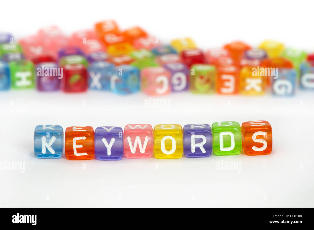 Texte Mots-clés sur les cubes colorés sur fond blanc. Cubes éparses sur l'arrière-plan Banque D'Images