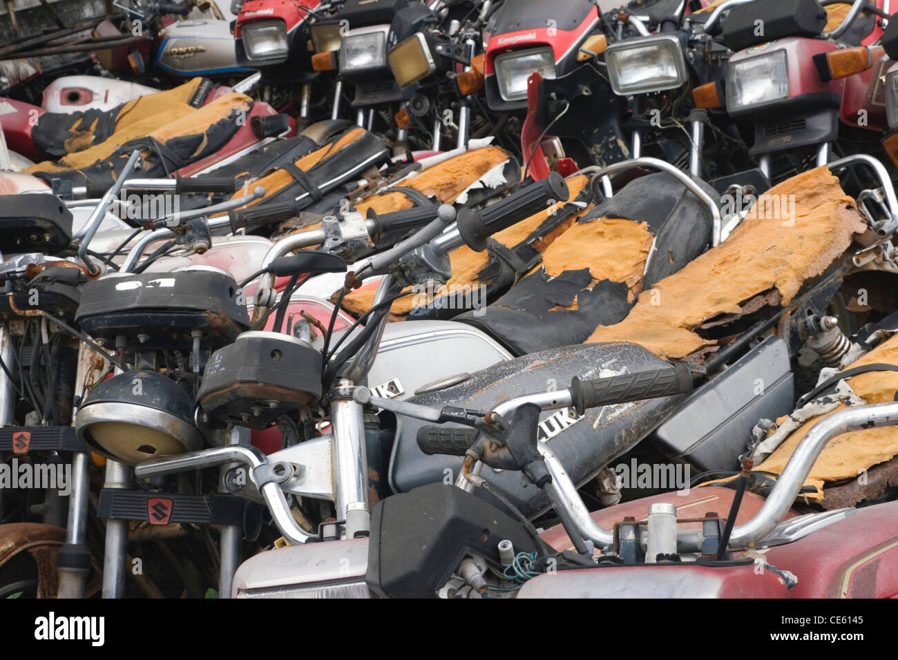 Un groupe d'anciennes motos sont garées dans une rue à Khorat, Thaïlande. Banque D'Images