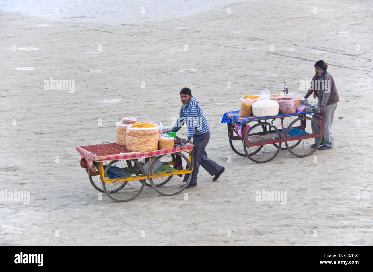 Deux colporteurs vendant des collations indiennes frit sur les rives du fleuve Ganga à l'occasion de Magh Mela, Allahabad Banque D'Images