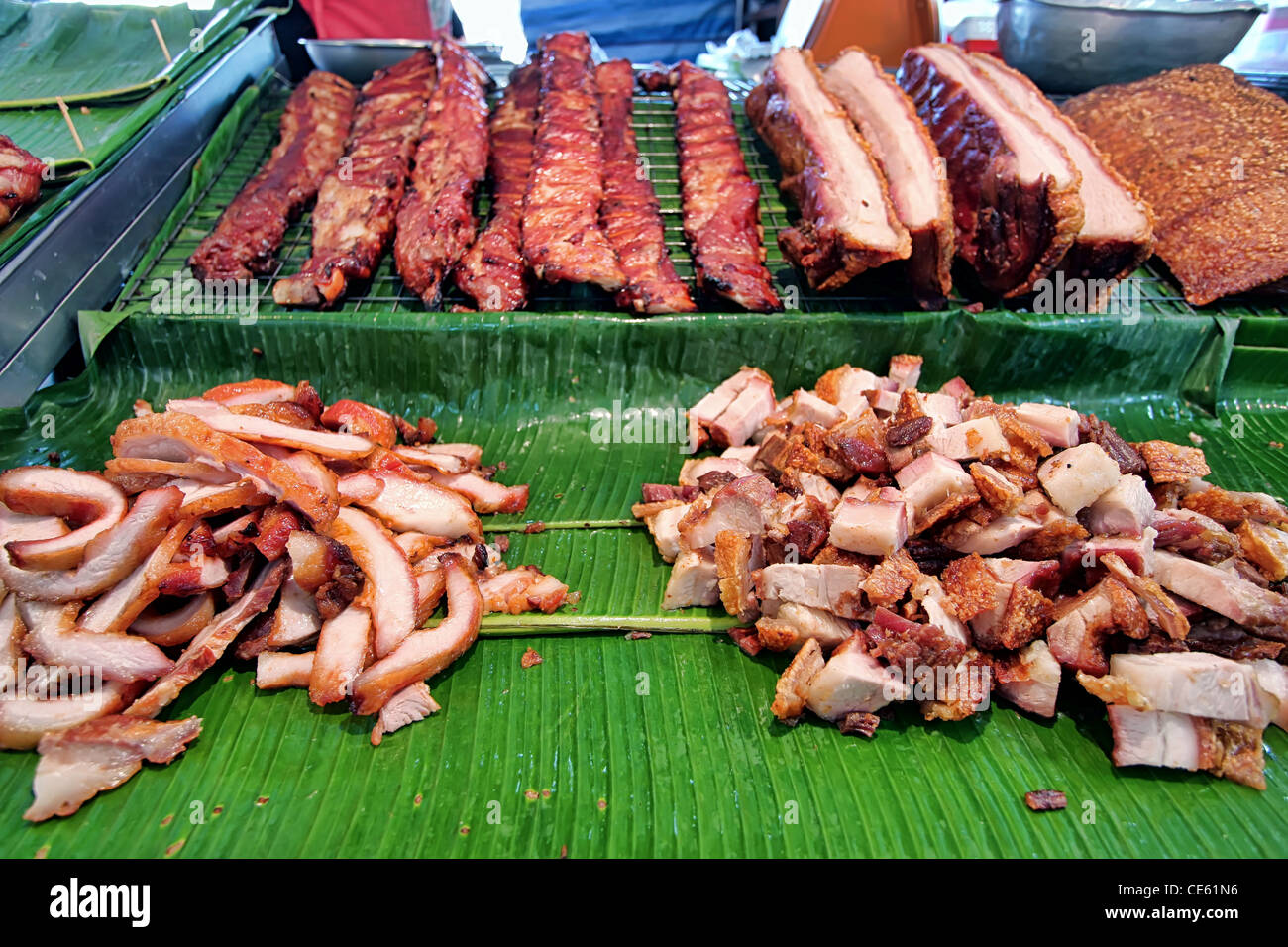 Rôti de porc affichage à un marché à Bangkok Banque D'Images