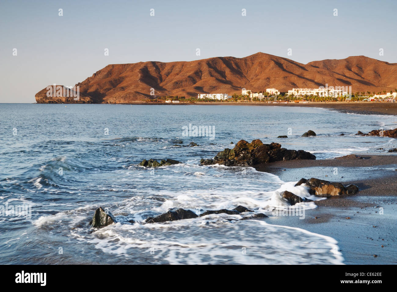 Tôt le matin, la lumière de la plage de Las Playitas à Fuerteventura. Playitas hotel et les collines au loin. Canaries, Espagne Banque D'Images